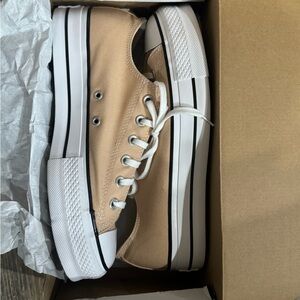 Women’s converse platforms size 11